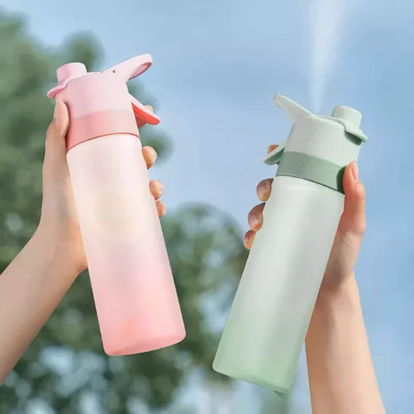 Drikkeflaske med nedkjølende vannspray